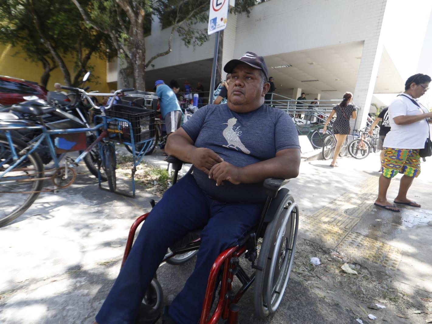 Eleitor com dificuldade de locomoção diz que a o transporte foi um desafio para chegar ao local de votação neste domingo (04)